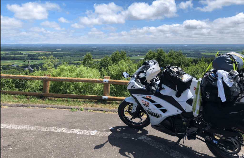 バイクにキャンプ道具を積載した際の画像。