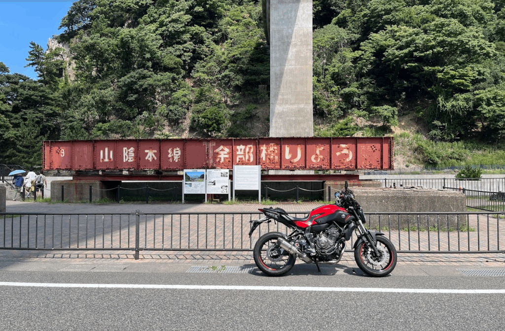 余部鉄橋とバイク
